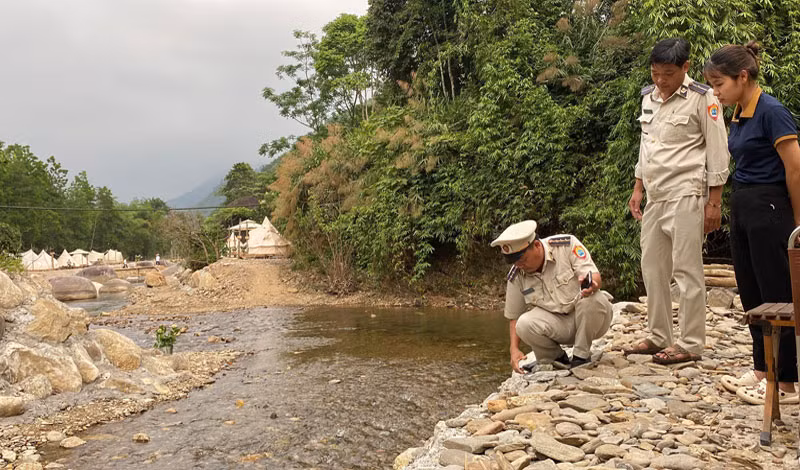 Lực lượng chức năng huyện Hòa Vang kiểm tra tại khu vực chủ đầu tư bê-tông hóa sông Luông Đông.