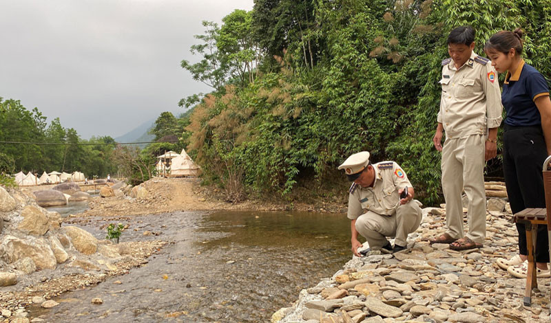 Lực lượng chức năng huyện Hòa Vang kiểm tra tại khu vực chủ đầu tư bê-tông hóa sông Luông Đông.