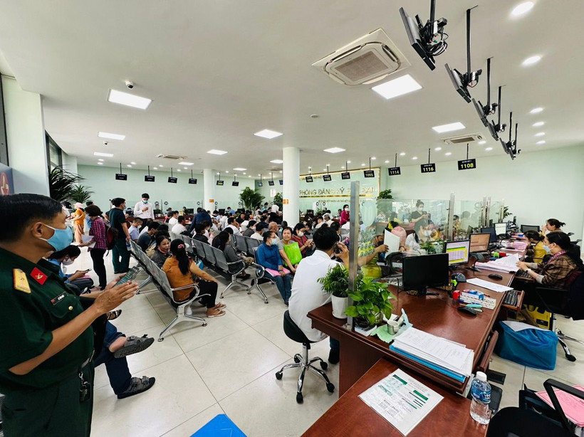 Người dân làm thủ tục nhà đất tại thành phố Thủ Đức.