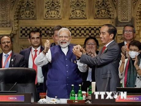 Tổng thống Indonesia Joko Widodo (phải, hàng trước) trao búa chuyển giao cương vị Chủ tịch G20 cho Thủ tướng Ấn Độ Narendra Modi (trái, hàng trước) tại Lễ bế mạc Hội nghị thượng đỉnh G20 ở Bali (Indonesia), ngày 16/11. (Ảnh: AFP/TTXVN)