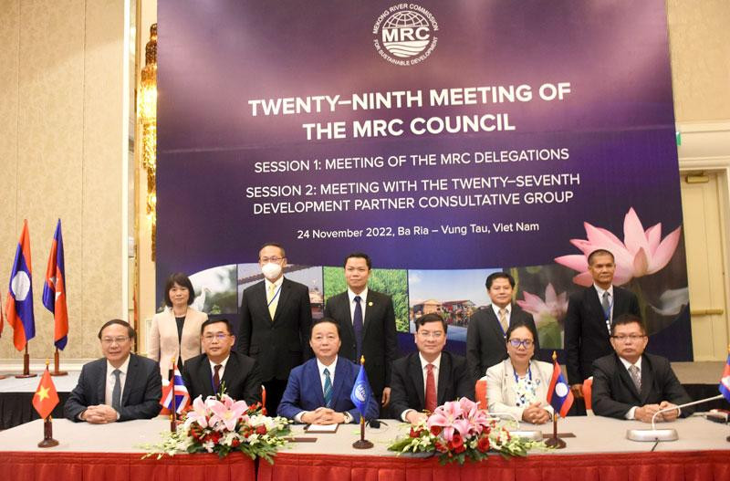 Các đại biểu, các bên đối tác dự phiên họp.