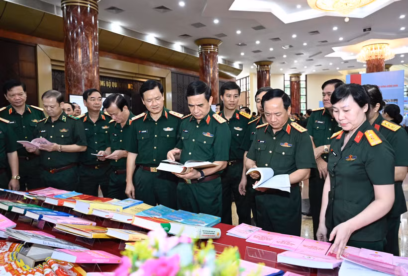 Lãnh đạo Bộ Quốc phòng, Tổng cục Chính trị Quân đội nhân dân Việt Nam tham quan một số mô hình học và làm theo Bác của các đơn vị cơ sở.