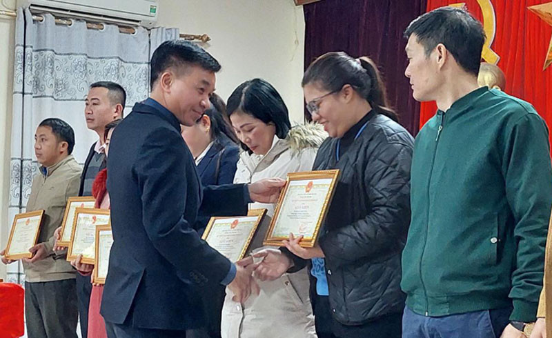 Chủ tịch Ủy ban nhân dân huyện Nậm Pồ tặng giấy khen các cá nhân có thành tích tiêu biểu trong thực hiện hoạt động Tổ Dân vận cơ sở.