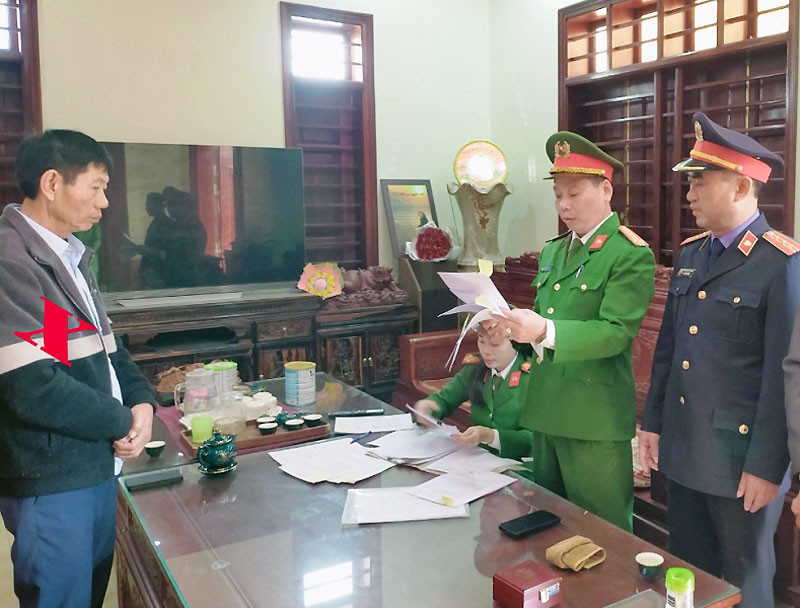 Đại diện cơ quan chức năng thi hành Lệnh bắt tạm giam bị can Nguyễn Xuân Phượng (dấu X).