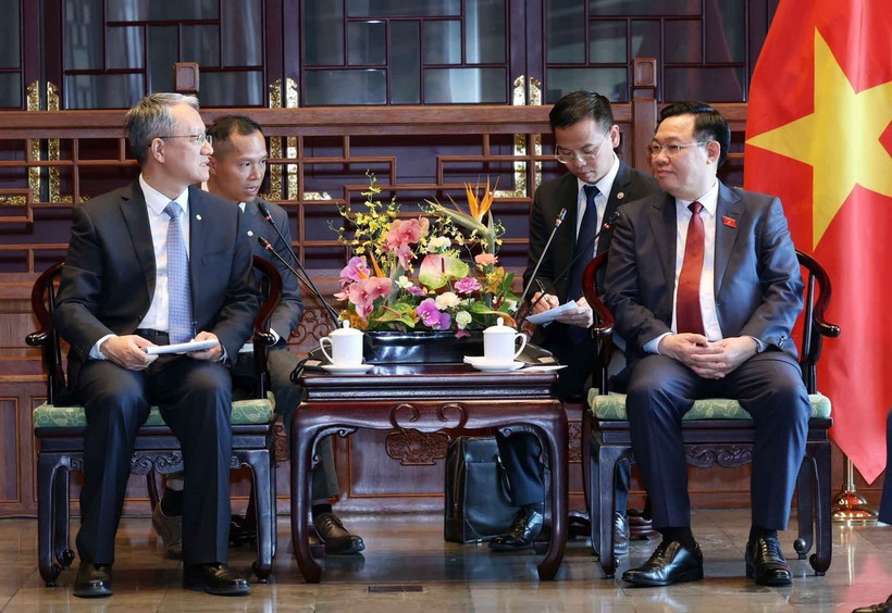 Chủ tịch Quốc hội Vương Đình Huệ tiếp ông Vương Bân, Tổng Giám đốc Tập đoàn Xây dựng Điện lực Trung Quốc (Power China). (Ảnh: TTXVN) 