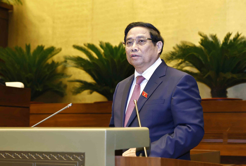 Thủ tướng Phạm Minh Chính trình bày Báo cáo kết quả thực hiện kế hoạch phát triển kinh tế-xã hội năm 2024, dự kiến kế hoạch phát triển kinh tế-xã hội năm 2025. Ảnh: Doãn Tấn - TTXVN