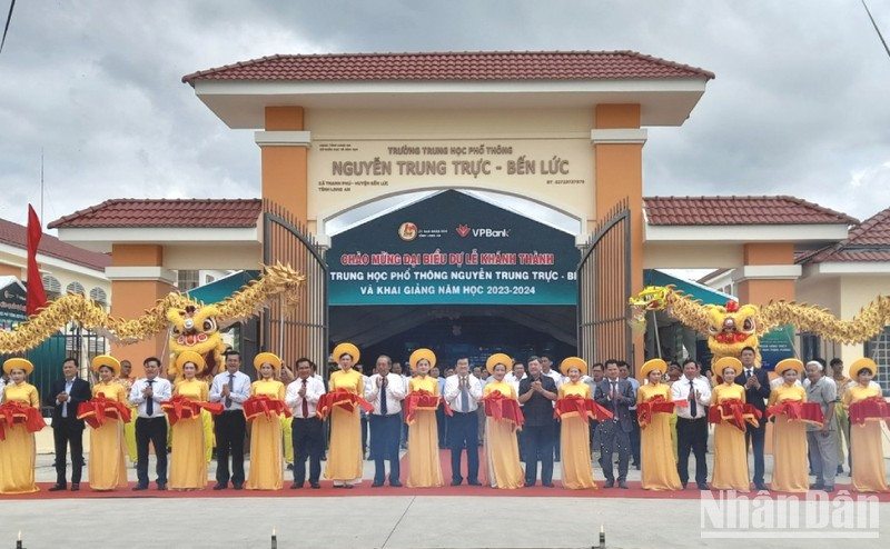 Các đại biểu cắt băng khánh thành trường mang tên Anh hùng dân tộc Nguyễn Trung Trực.