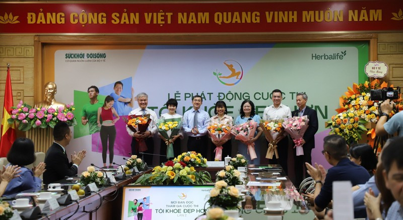Lãnh đạo Bộ Y tế tặng hoa Hội đồng giám khảo cuộc thi "Tôi khỏe đẹp hơn" lần 2.