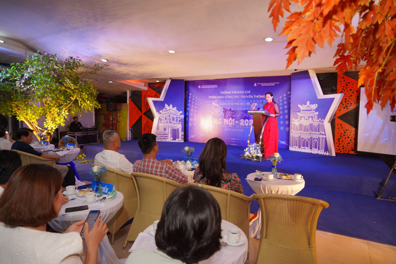 Đại diện Ban tổ chức cuộc thi trao đổi thông tin với báo chí.