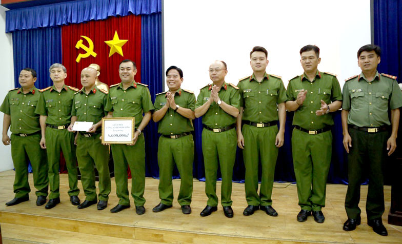 Đại tá Trần Văn Chính, Phó Giám đốc, Thủ trưởng Cơ quan Cảnh sát điều tra Công an tỉnh Bình Dương (thứ 4 từ phải sang) biểu dương, khen thưởng Ban chuyên án.