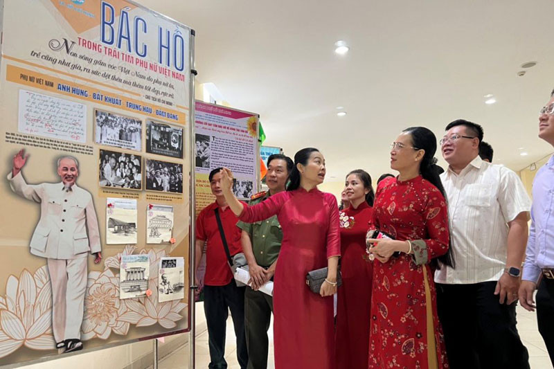Các đại biểu tham quan các ấn phẩm trong phần thi thiết kế ấn phẩm.