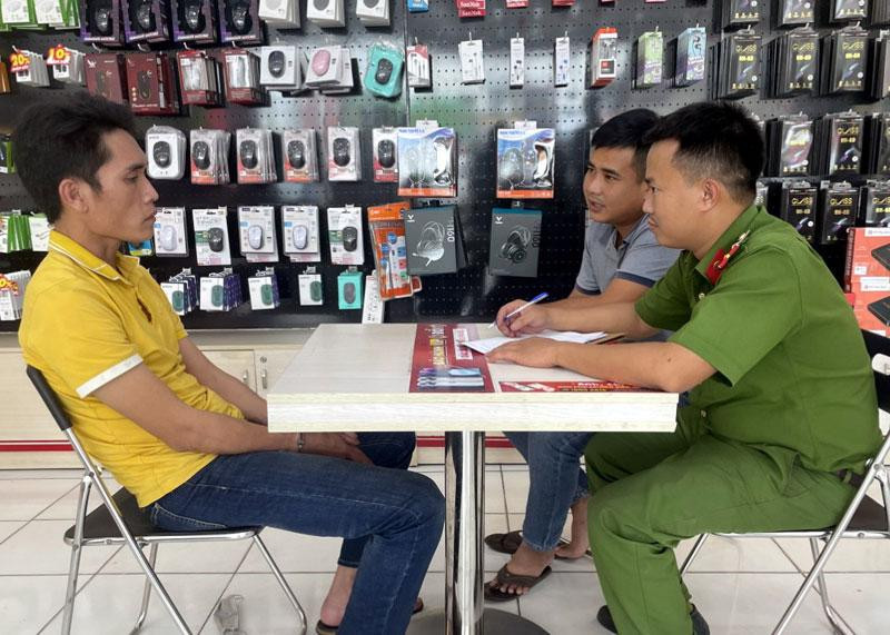 Cán bộ công an lấy lời khai Lê Phan Anh Thuận.