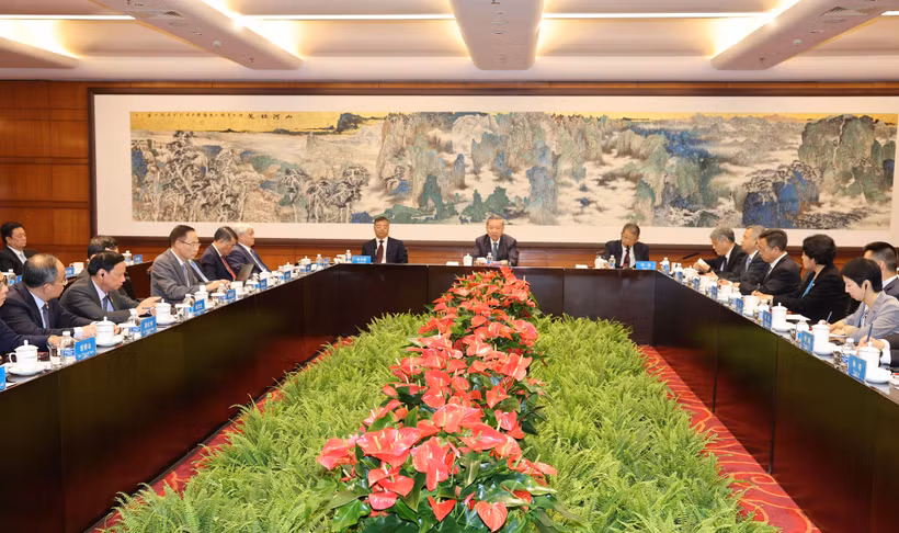 Tổng Bí thư, Chủ tịch nước Tô Lâm làm việc với lãnh đạo Trường Đảng Trung ương Đảng Cộng sản Trung Quốc. (Ảnh: Trí Dũng-TTXVN)