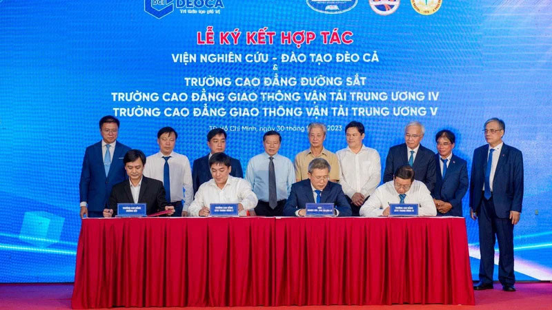 Thực hiện nghi thức ký kết hợp tác giữa Viện DCI với các trường đào tạo nhân lực ngành giao thông.