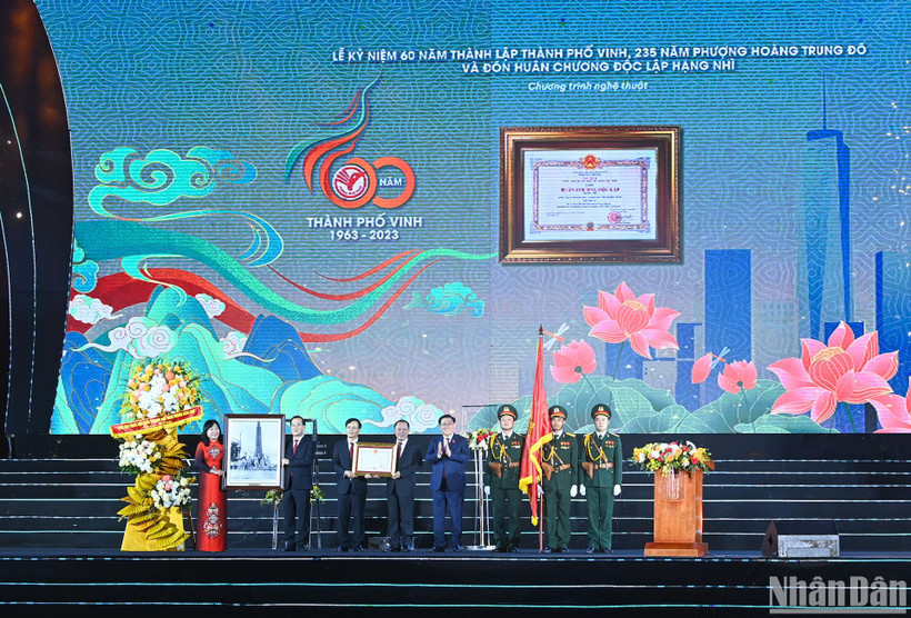 Chủ tịch Quốc hội Vương Đình Huệ trao Huân chương Độc lập hạng Nhì, tặng hoa, trao tặng bức tranh lưu niệm “Chủ tịch Hồ Chí Minh thăm công trường xây dựng Nhà máy điện Vinh (6/1957) cho Đảng bộ, chính quyền và nhân dân thành phố Vinh. (Ảnh: Duy Linh)