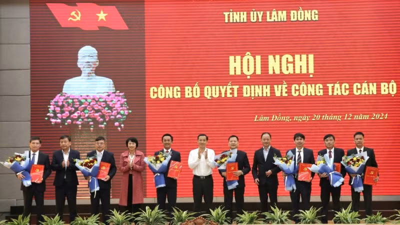 Thường trực Tỉnh ủy Lâm Đồng trao quyết định cho các đồng chí được điều động, bổ nhiệm.