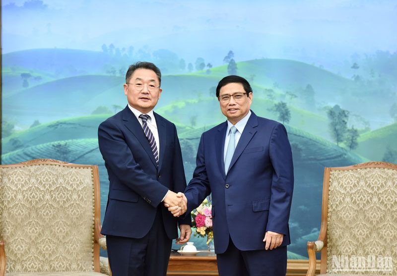 Thủ tướng Phạm Minh Chính và Phó Chủ tịch, Tổng Giám đốc toàn cầu của Tập đoàn công nghệ Amkor Ji Rong Rip.