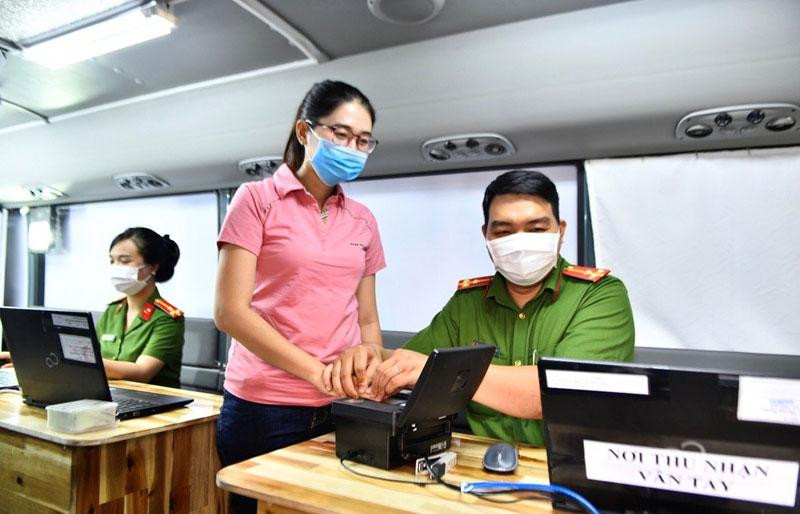 Công dân thực hiện thủ tục cấp đổi thẻ căn cước công dân gắn chíp.