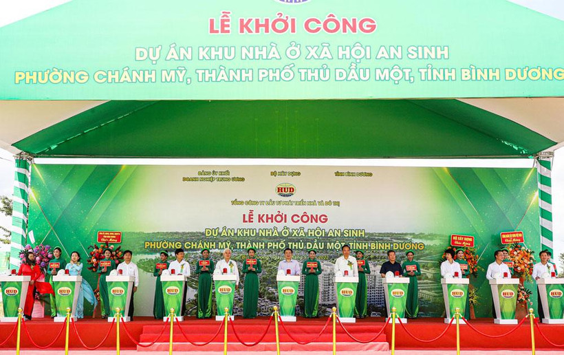 Các đại biểu thực hiện nghi thức khởi công dự án Khu nhà ở xã hội An Sinh.