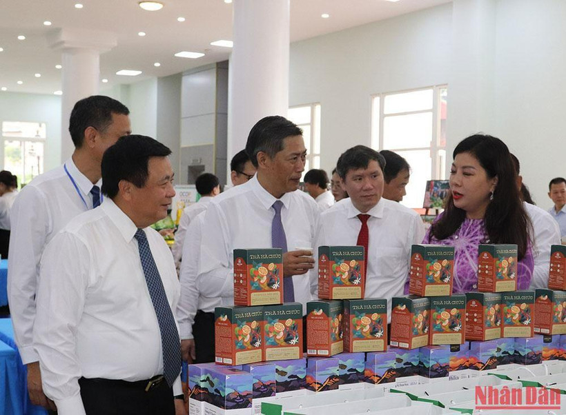 Các gian hàng nông sản trưng bày tại hội thảo.