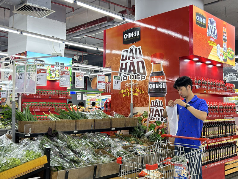 Các thương vụ được Masan thực hiện gần đây đều tập trung vào nền tảng tiêu dùng – bán lẻ. Trong ảnh: Khách hàng mua sắm tại siêu thị Winmart của WinCommerce.