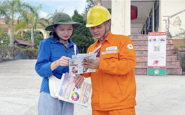 Công nhân Công ty Điện lực Điện Biên tuyên truyền sử dụng tiết kiệm điện đến khách hàng.
