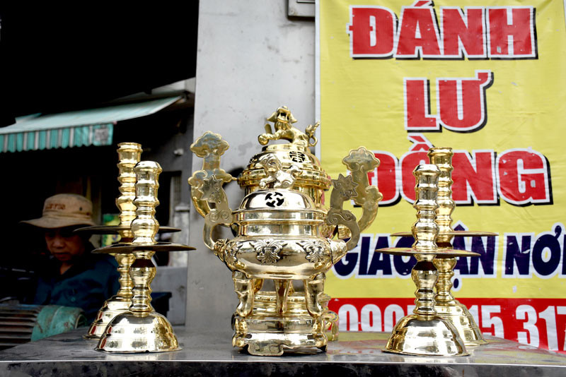 Trên nhiều đường phố Đà Nẵng, rất dễ bắt gặp hình ảnh đánh bóng lư đồng.