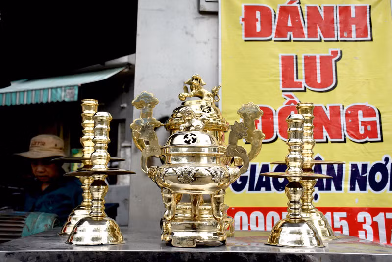 Trên nhiều đường phố Đà Nẵng, rất dễ bắt gặp hình ảnh đánh bóng lư đồng.