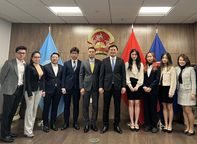 Thứ trưởng Phạm Quang Hiệu làm việc với đại diện Hội Thanh niên, Sinh viên Việt Nam tại New York, Mỹ.