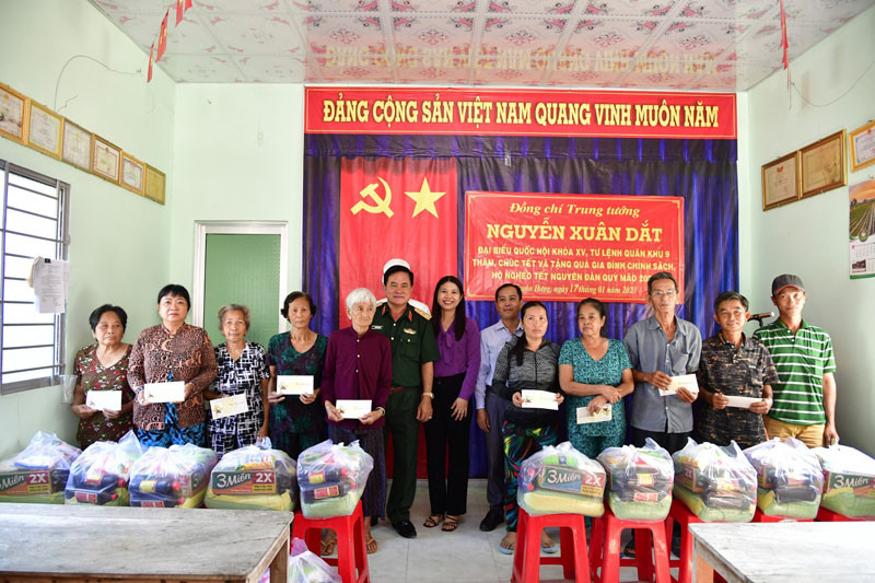 Trung tướng Nguyễn Xuân Dắt tặng quà cho hộ nghèo xã Thuận Hưng, huyện Mỹ Tú, tỉnh Sóc Trăng.