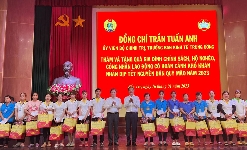 Đồng chí Trần Tuấn Anh tặng quà cho gia đình chính sách, hộ nghèo tại tỉnh Bến Tre.
