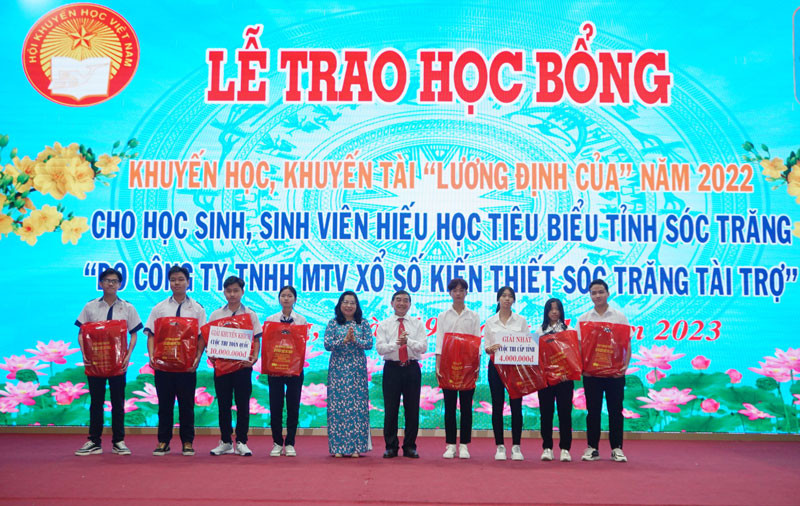 Lãnh đạo tỉnh Sóc Trăng trao học bổng Lương Định Của cho các sinh viên tiêu biểu.