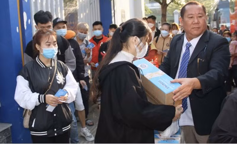 Các sinh viên, người lao động nhận quà Tết trước khi lên xe về quê vào ngày 25 tháng Chạp.