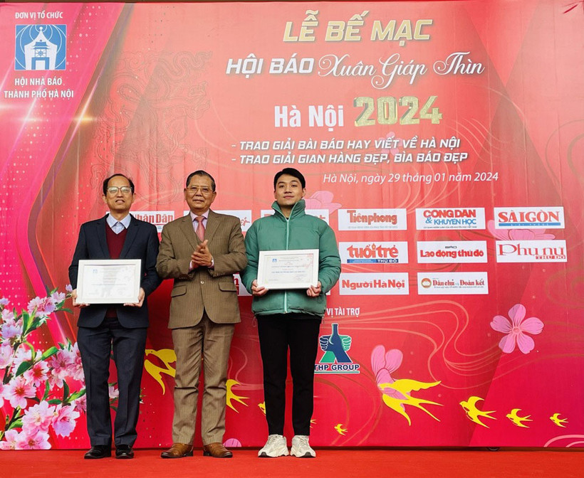 Ban tổ chức trao hai giải A Gian trưng bày đẹp tại Hội báo cho Báo Nhân Dân và Đài Phát thanh-Truyền hình Hà Nội.