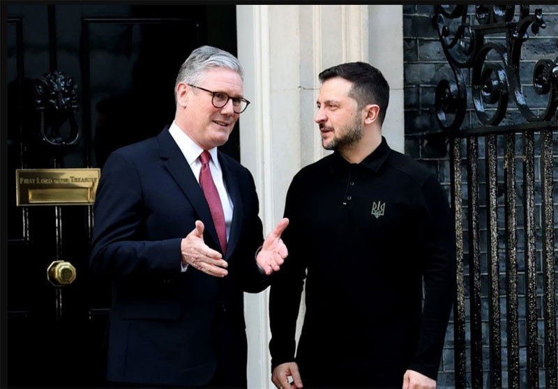 Thủ tướng Anh Keir Starmer (trái) và Tổng thống Ukraine Volodymyr Zelensky tại cuộc gặp ở London ngày 1/3/2025. (Nguồn: THX/TTXVN)