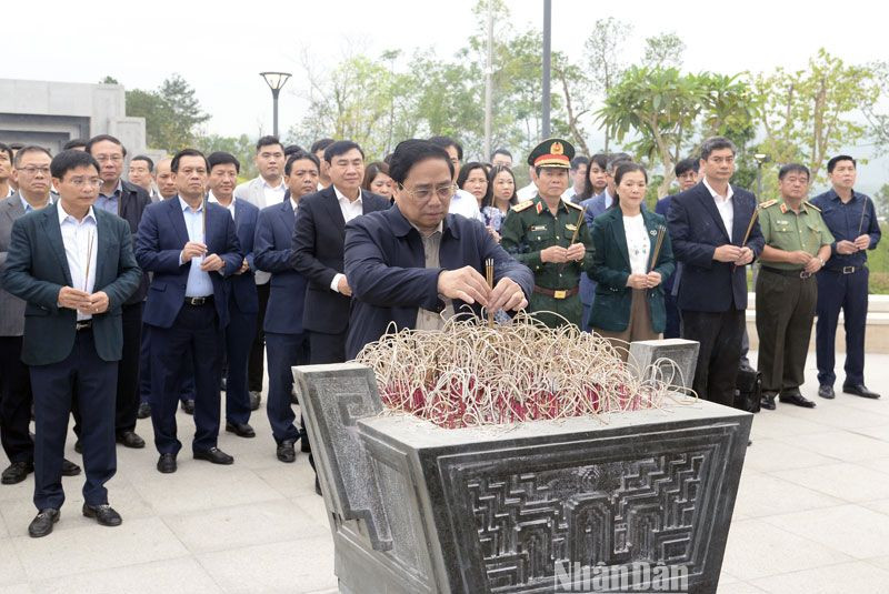 Thủ tướng Phạm Minh Chính dâng hương tưởng niệm các Anh hùng liệt sĩ ở Đền thờ Liệt sĩ tại chiến trường Điện Biên Phủ.