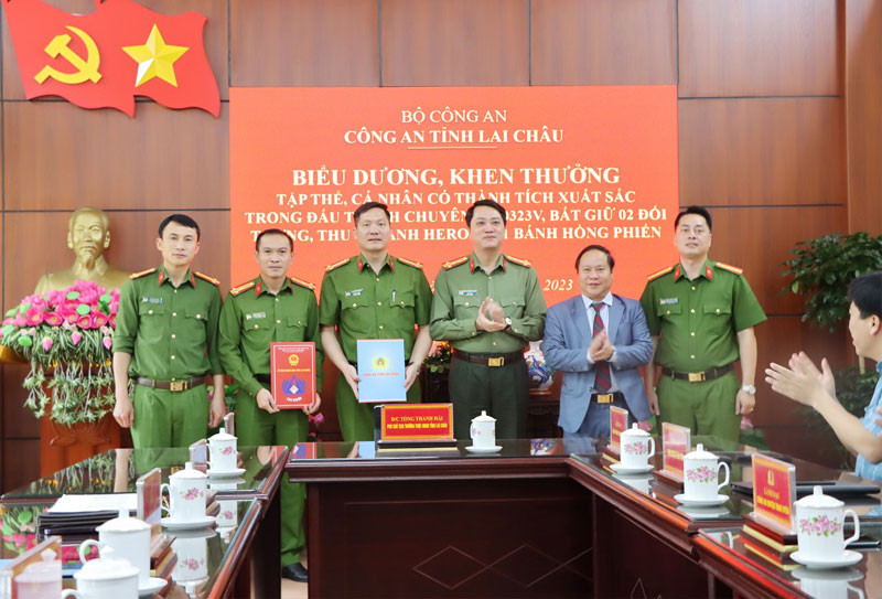 Đại diện lãnh đạo tỉnh Lai Châu biểu dương, khen thưởng lực lượng phá chuyên án.