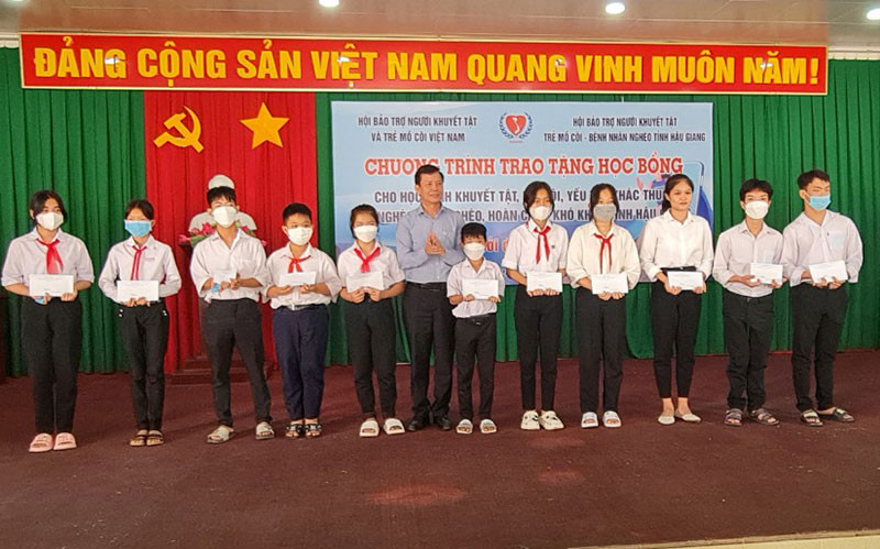 Tặng học bổng cho các học sinh có hoàn cảnh khó khăn.