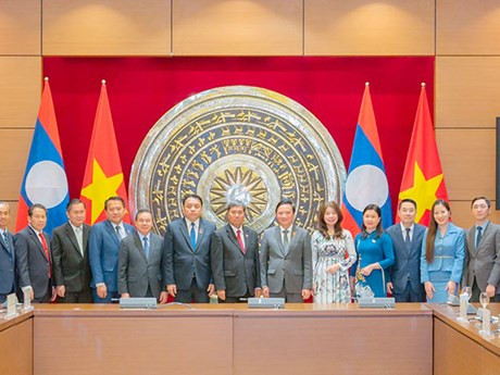 Phó Chủ tịch Quốc hội Nguyễn Khắc Định và Phó Chủ tịch Quốc hội Lào Khambay Damlath chụp hình lưu niệm. (Nguồn: Báo Đại biểu Nhân dân)