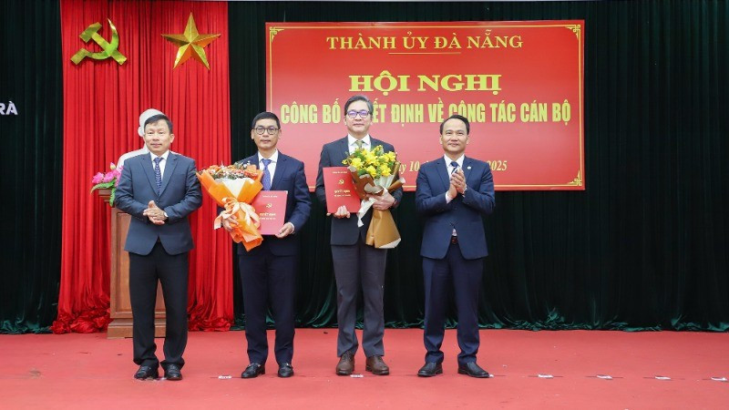Trao Quyết định bổ nhiệm và tặng hoa chúc mừng hai đồng chí Phạm Trường Sơn và Phùng Phú Phong.