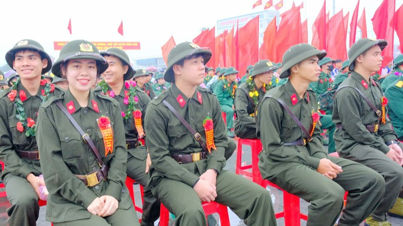 Nữ tân binh Lê Oanh Diễm Quỳnh ở xã Hiền Thành, huyện Vĩnh Linh cùng đồng đội trong ngày hội giao nhận quân.