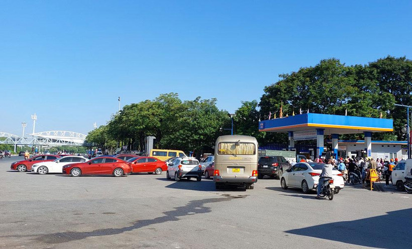 Cây xăng tại đường Lê Đức Thọ, ô-tô xếp hàng dài đến gần hết lòng đường.