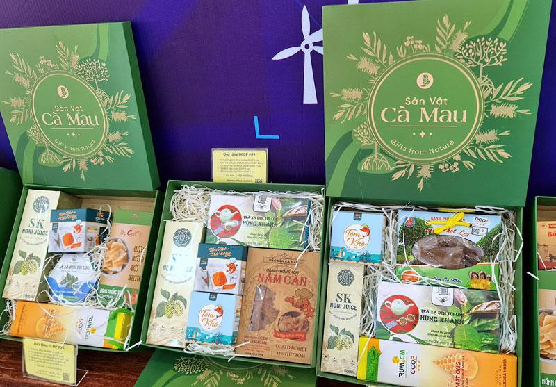 Nhiều sản phẩm công nghiệp nông thôn của tỉnh Cà Mau được làm từ tôm, cua dưới tán rừng ngập mặn.