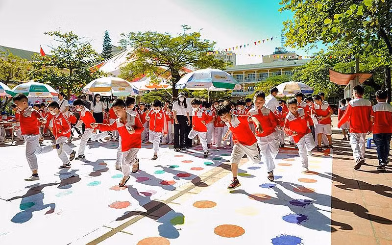 Thiếu niên, nhi đồng tham gia các trò chơi tại “Ngày hội sắc màu” 2022.