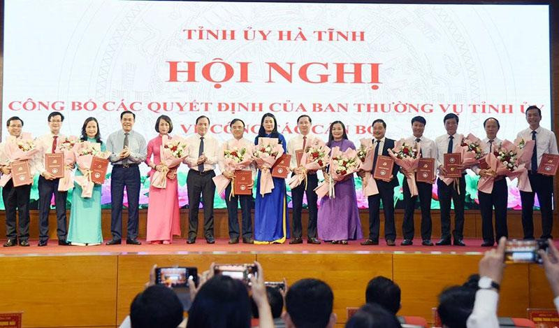 Lãnh đạo tỉnh Hà Tĩnh tặng hoa chúc mừng các đồng chí được điều động, luân chuyển, giữ vị trí công tác mới.