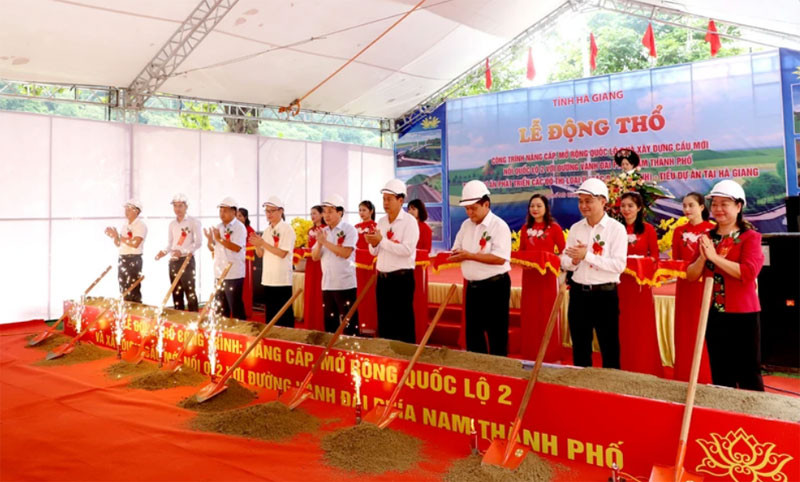 Lãnh đạo tỉnh Hà Giang động thổ khởi công nâng cấp, mở rộng Quốc lộ 2.