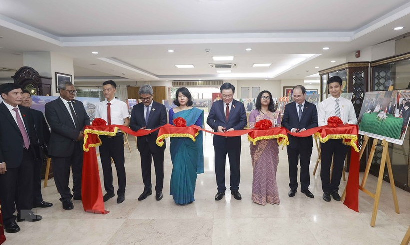 Chủ tịch Quốc hội Vương Đình Huệ và đại biểu cắt băng khai trương Trưng bày ảnh Kỷ niệm 50 năm thiết lập Quan hệ Ngoại giao giữa hai nước Việt Nam-Bangladesh. (Ảnh: Doãn Tấn/TTXVN)