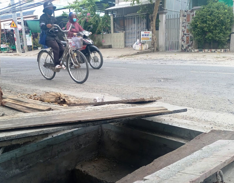 Hố cống được đơn vị thi công che chắn bằng những tấm ván sơ sài.