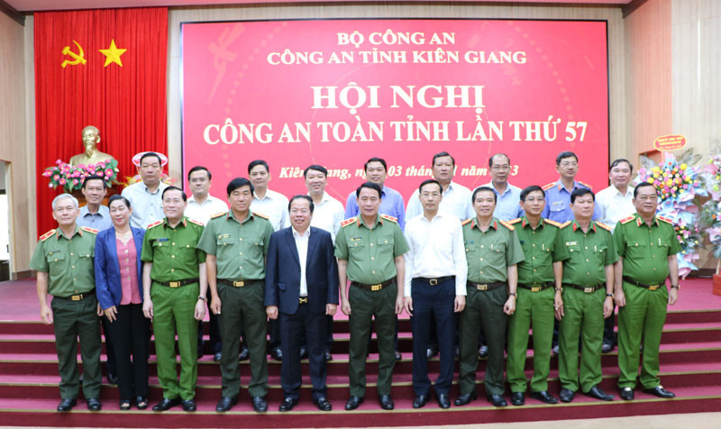 Ủy viên Trung ương Đảng, Thứ trưởng Công an, Trung tướng Lê Quốc Hùng chụp ảnh lưu niệm cùng lãnh đạo tỉnh Kiên Giang tại hội nghị.