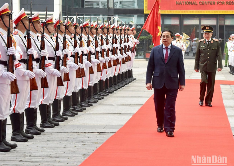 Thủ tướng Phạm Minh Chính duyệt đội danh dự. 